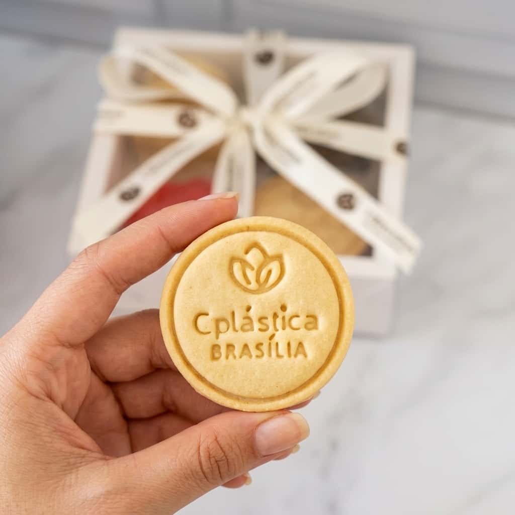 Lembrancinha de biscoito artesanal carimbado com a logomarca da empresa, feito à mão pela ViBiscoitos em Brasília