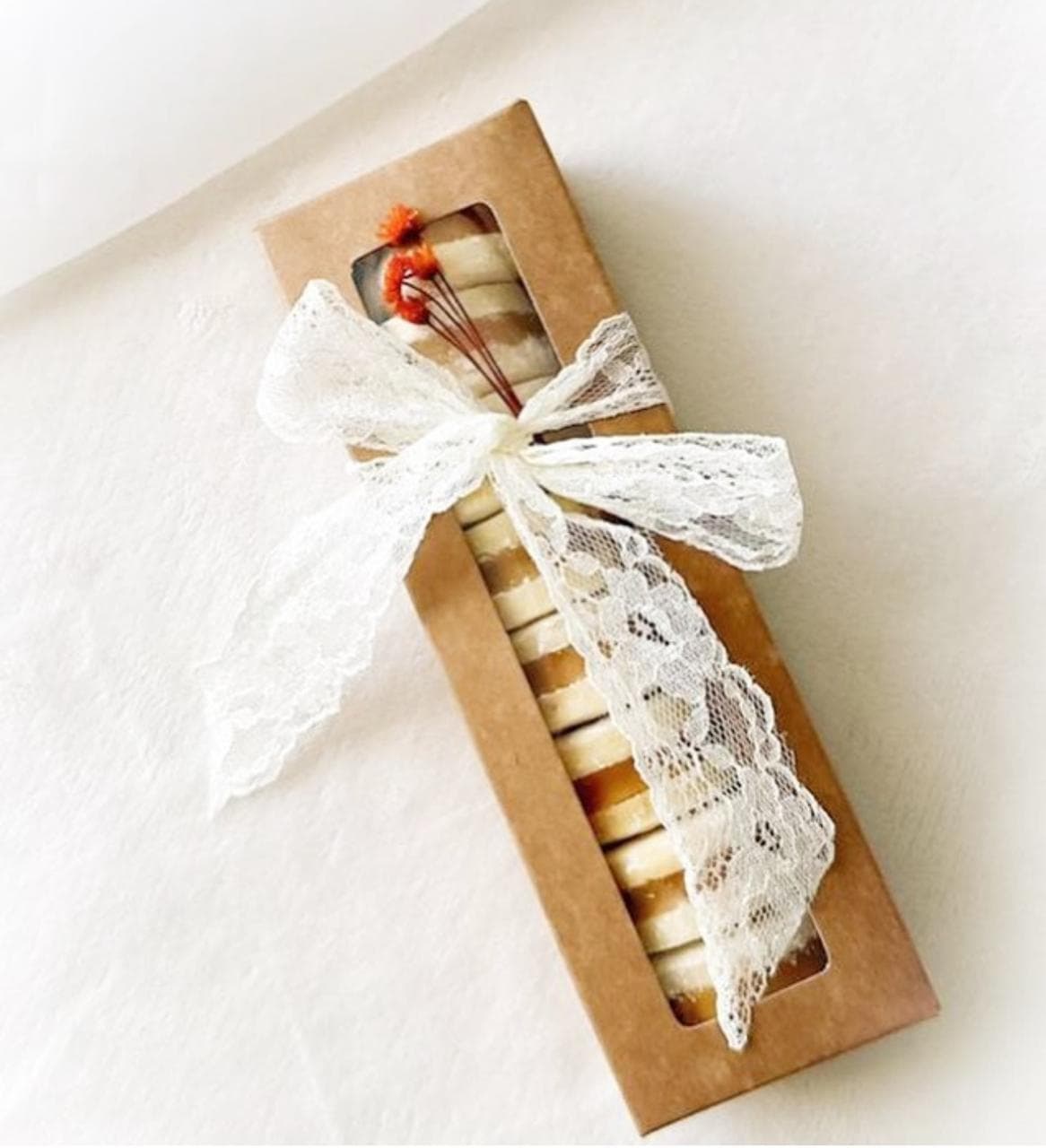 Caixa kraft elegante da ViBiscoitos com biscoitos recheados, laço de renda e flor desidratada